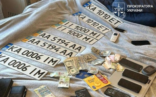 «Красивые» номера за 3500 долларов — в Киеве будут судить сотрудника сервисного центра МВД и его пособника