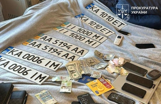 «Красивые» номера за 3500 долларов — в Киеве будут судить сотрудника сервисного центра МВД и его пособника