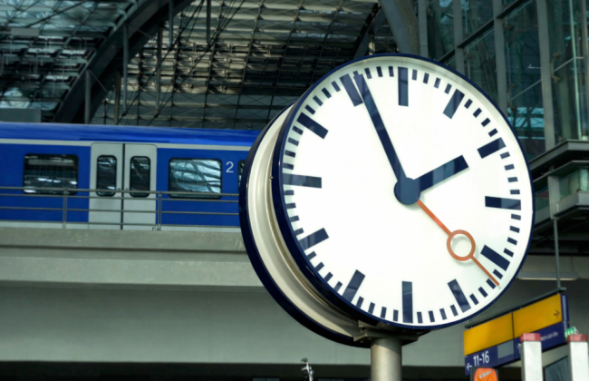 Переводим часы 29 марта: как не пропустить поезд из-за перехода на летнее время