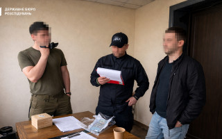 Выезд за границу за $30 тысяч: во Львове разоблачили незаконную схему пограничника