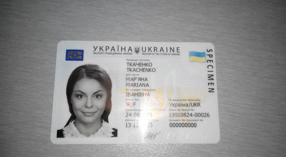Все життя без документів — на Хмельниччині жінка вперше отримала паспорт у 53 роки