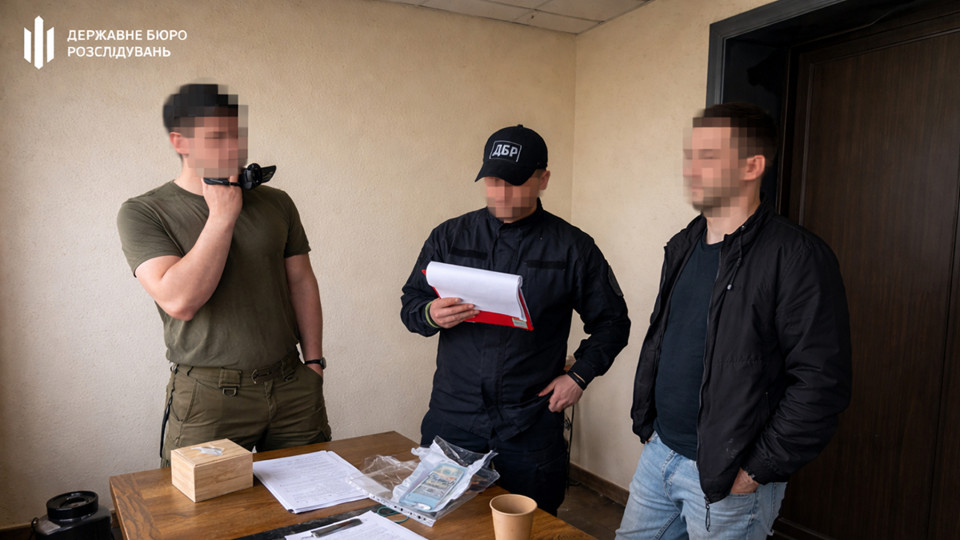 Выезд за границу за $30 тысяч: во Львове разоблачили незаконную схему пограничника
