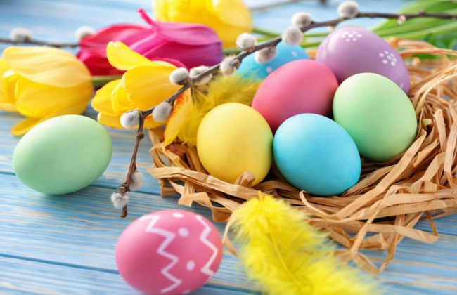 Как покрасить яйца на Пасху без химии: тренды и простые способы