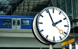Переводимо годинник 29 березня: як не пропустити поїзд через перехід на літній час