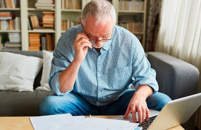 Украинцам могут приостановить пенсии из-за неактивных счетов: что известно