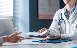 Лікарняні в Україні: кому виплачують 100% і за яких умов