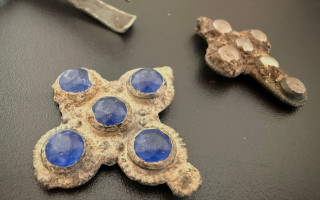 Стародавні прикраси з України намагались переслати за кордон: митники показали знахідки, фото