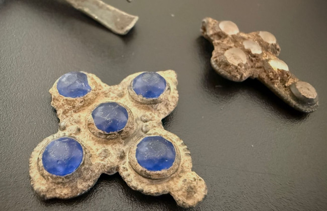 Стародавні прикраси з України намагались переслати за кордон: митники показали знахідки, фото