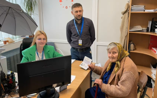 Вік — не перешкода: на Закарпатті жінка оформила перший закордонний паспорт у 94 роки