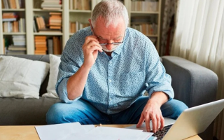 Українцям можуть призупинити пенсії через неактивні рахунки: що відомо