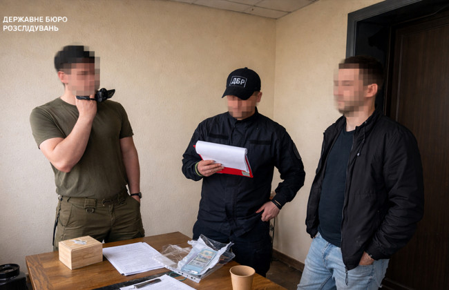 Выезд за границу за $30 тысяч: во Львове разоблачили незаконную схему пограничника