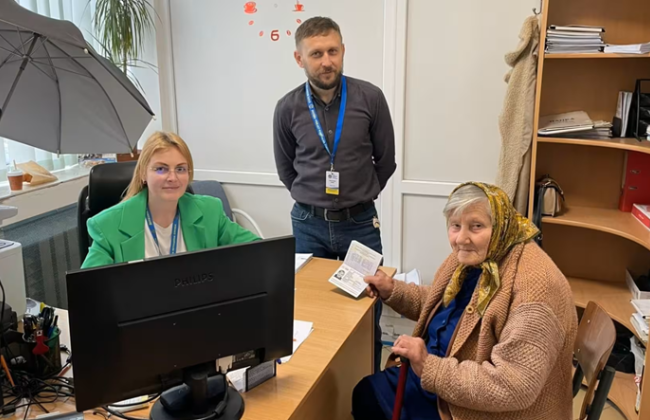 Вік — не перешкода: на Закарпатті жінка оформила перший закордонний паспорт у 94 роки