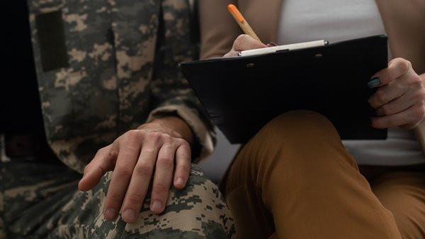 Кабмин отложил изменения в сопровождении ветеранов до июля и упростил обучение специалистов