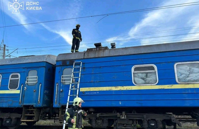 В Киеве на крыше поезда током ударило троих несовершеннолетних — один погиб на месте
