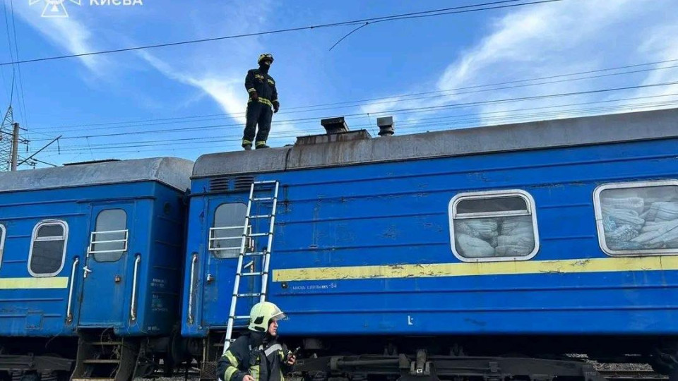 В Киеве на крыше поезда током ударило троих несовершеннолетних — один погиб на месте