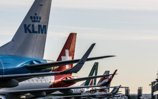 Ціни на квитки зростають, а рейси скорочують: авіагалузь накриває криза через війну в Ірані — Reuters