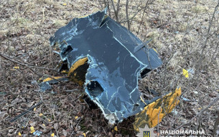 У Києві поблизу Подільсько-Воскресенського мосту виявили нездетоновану бойову частину БпЛА