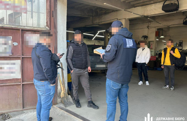 У Чернівцях військовий замість служби працював на СТО, а другий продавав хустки на ринку – ДБР викрило схему