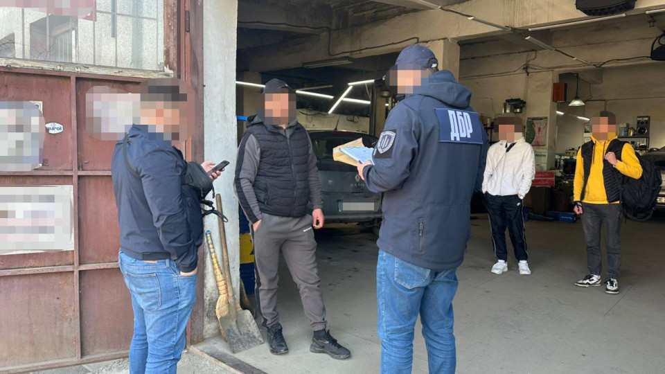 У Черновцах военнослужащий вместо службы работал на СТО, а другой продавал платки на рынке — ГБР разоблачило схему