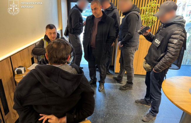 У Києві затримали адвоката, який за $6000 обіцяв «допомогти» скласти іспит — прокуратура