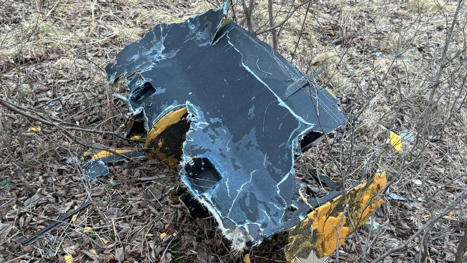 В Киеве возле Подольско-Воскресенского моста обнаружили неразорвавшуюся боевую часть БпЛА