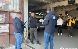 У Черновцах военнослужащий вместо службы работал на СТО, а другой продавал платки на рынке — ГБР разоблачило схему