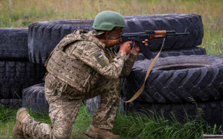 Мужчин будут принимать на государственную службу только при наличии военной подготовки: что меняет закон