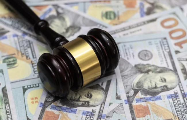 Адвоката позбавили ліцензії, але він продовжив надавати послуги — тепер його судитимуть за шахрайство