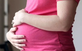 Суд не зміг визначити батька дитини через стосунки жінки з братами-близнюками