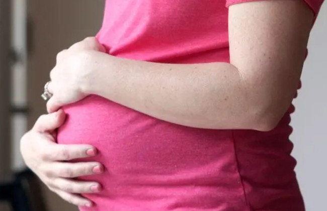 Суд не зміг визначити батька дитини через стосунки жінки з братами-близнюками