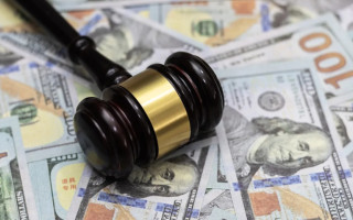 Адвоката позбавили ліцензії, але він продовжив надавати послуги — тепер його судитимуть за шахрайство