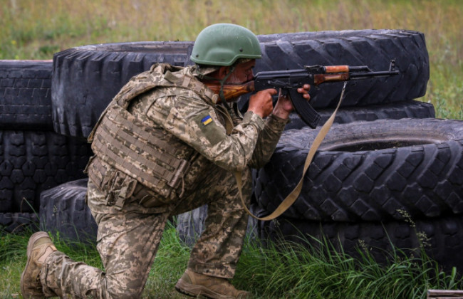 Мужчин будут принимать на государственную службу только при наличии военной подготовки: что меняет закон