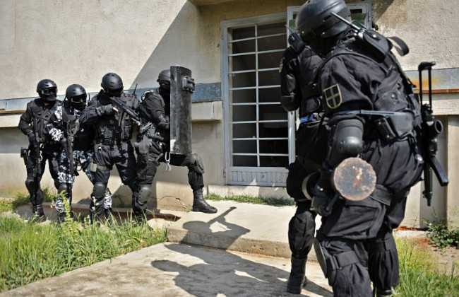 Суд в США решает, должен ли город возмещать убытки за дом, уничтоженный во время задержания преступника