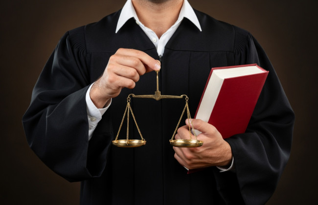 Перебивав і підвищував голос: у Британії покарали суддю за зверхнє ставлення до колег