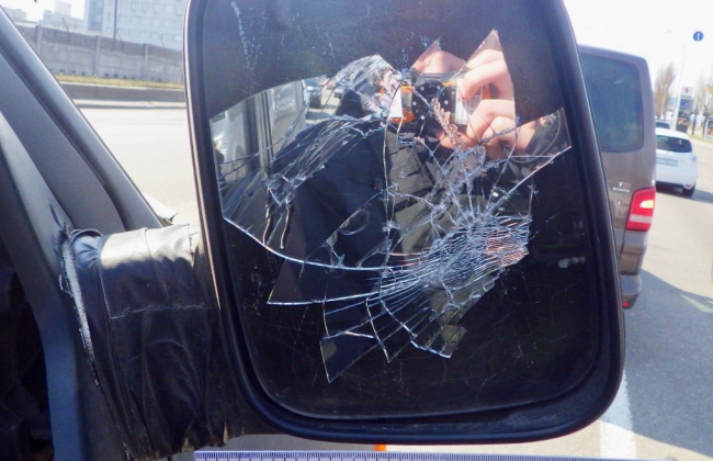 Сварка на світлофорі переросла в грабіж: у Києві чоловік розбив авто і відібрав телефон у військового