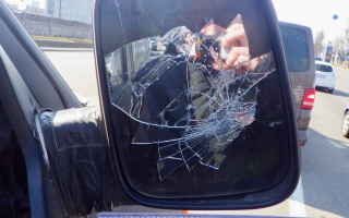 Сварка на світлофорі переросла в грабіж: у Києві чоловік розбив авто і відібрав телефон у військового