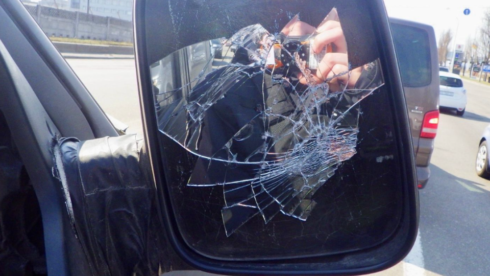 Ссора на светофоре переросла в грабеж: в Киеве мужчина разбил автомобиль и отобрал телефон у военнослужащего