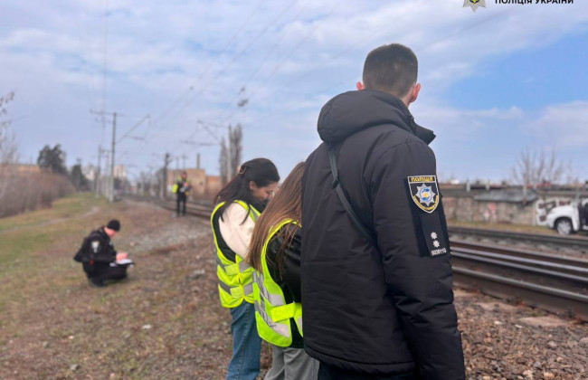 У Києві загинув підліток, який катався між вагонами електрички