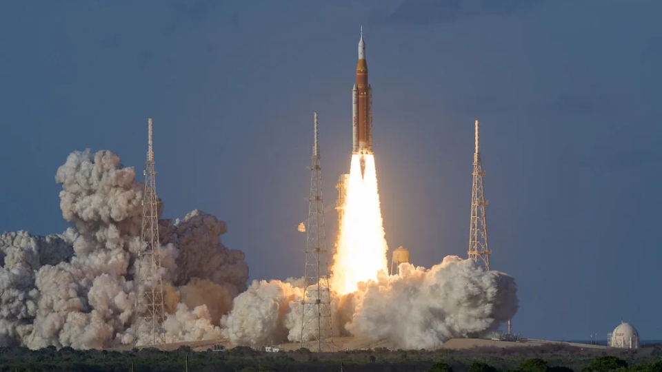 NASA впервые за более 50 лет отправило астронавтов к Луне, видео