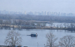 В Киеве на Оболони домик «ушел в свободное плавание» — видео