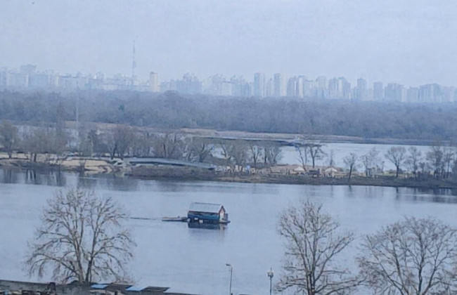 У Києві на Оболоні будиночок «пішов у вільне плавання» – відео