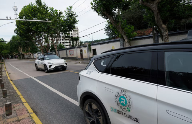 Більше 100 безпілотних таксі відмовили одночасно в Ухані – пасажири застрягли на 2 години в авто