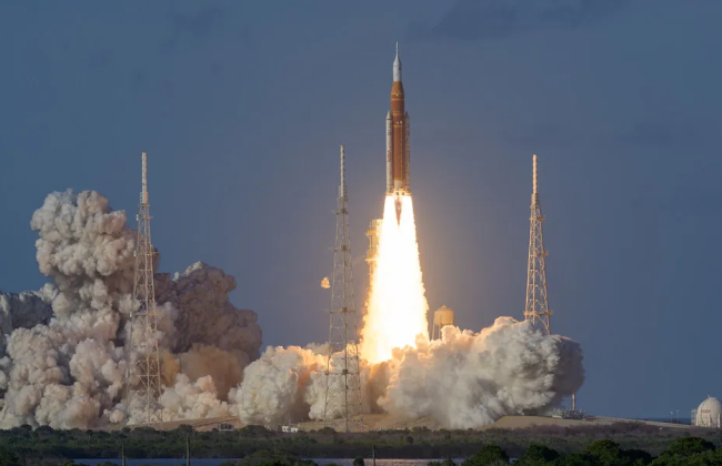 NASA вперше за понад 50 років відправило астронавтів до Місяця, відео