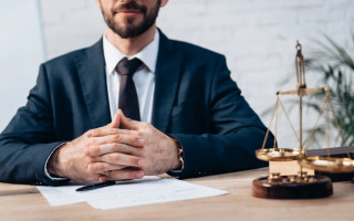 Юрист из Швейцарии пытался оказывать давление на клиента через спецслужбы — его отстранили от практики