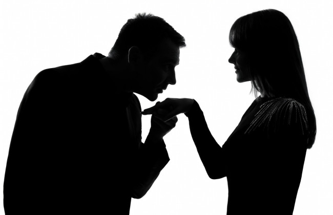 Суд Іспанії оштрафував чоловіка на 1620 євро за поцілунок руки жінки без її згоди