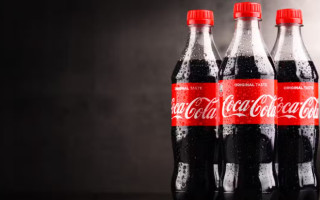 Мужчина проглотил стекло с напитком Coca-Cola — как суд наказал компанию