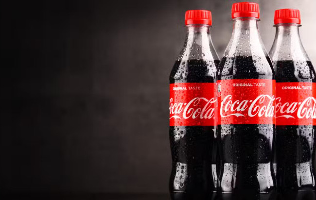 Чоловік проковтнув скло з напоєм Coca-Cola — як суд покарав компанію