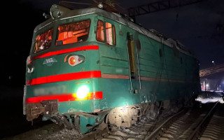 На Харківщині вантажівка зіткнулася з пасажирським поїздом – поїзди затримуються