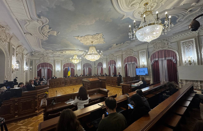 Пасивна поведінка позивача та проживання за кордоном не є поважною причиною для поновлення строку оскарження санкцій: позиція ВП ВС