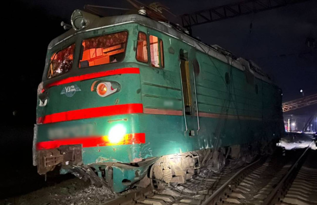 На Харківщині вантажівка зіткнулася з пасажирським поїздом – поїзди затримуються